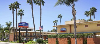 Howard Johnson by Wyndham San Diego Sea World