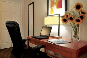 Zimmersafe, Schreibtisch, laptopgeeigneter Arbeitsplatz