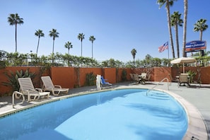 Piscine extérieure, chaises longues