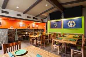 Restaurant - Howard Johnson by Wyndham San Diego Sea World (San Diego)
