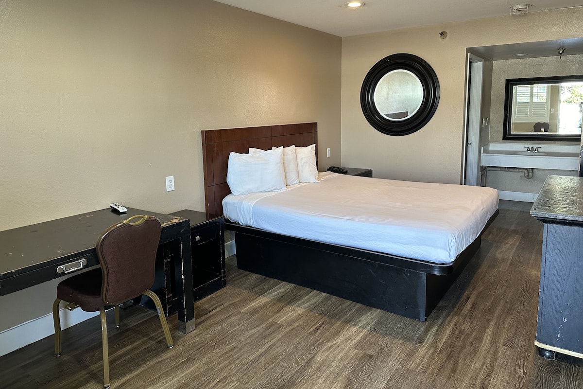 Espacio para trabajar con laptop y cortinas blackout