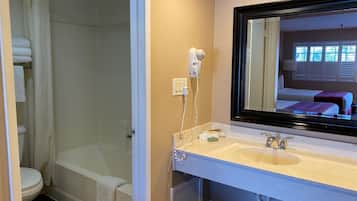 Combined shower/bathtub, free toiletries, hair dryer, towels