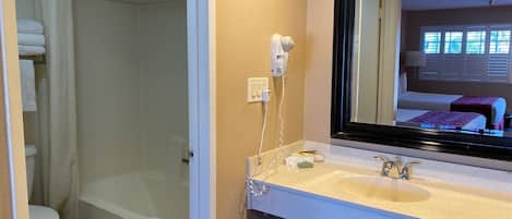 Tina con regadera, amenidades de baño gratuitas, secadora de cabello