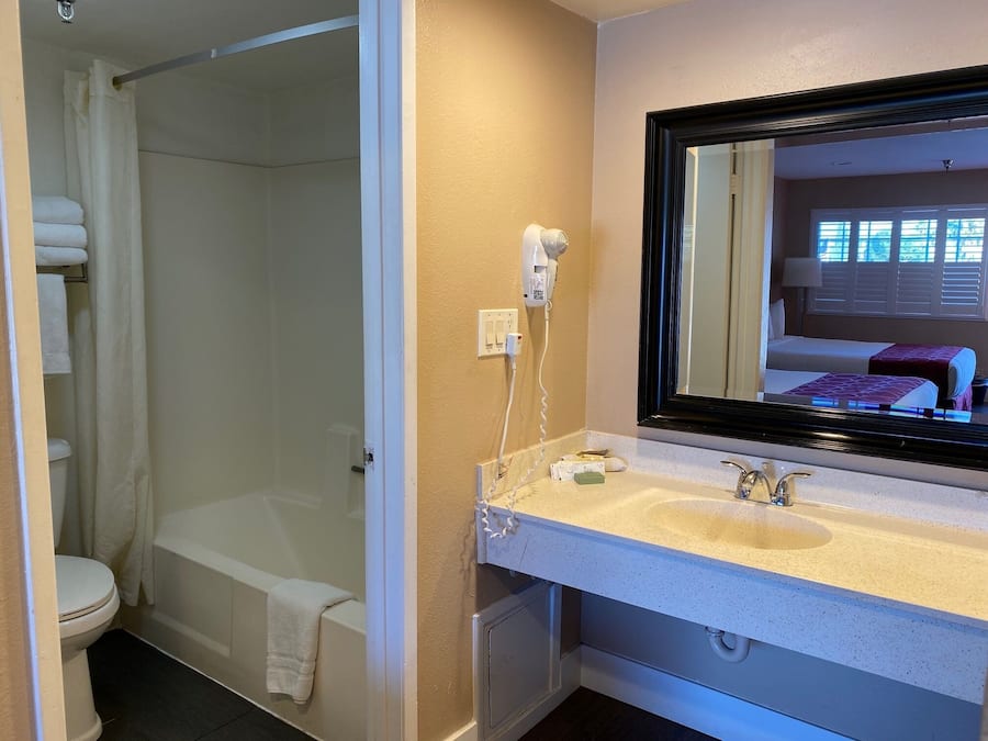Ducha y bañera combinadas y artículos de higiene personal gratuitos