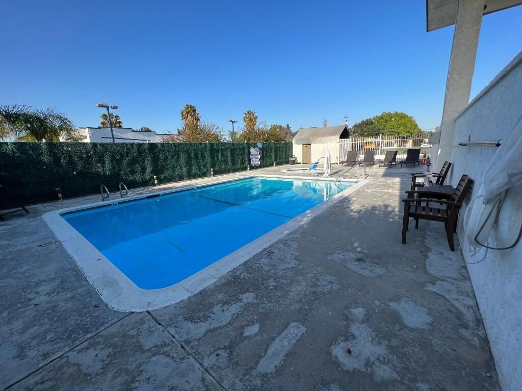 Una piscina al aire libre