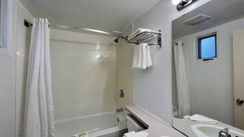 Bañera con ducha, artículos de tocador gratuitos, secador de pelo