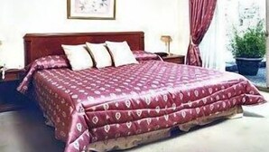 Room, 1 King Bed (Large) | Minibar, in-room safe, free WiFi, alarm clocks