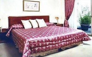Habitación, 1 cama de matrimonio grande (Large) | Minibar, caja fuerte, wifi gratis y despertador