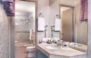 Ducha y bañera combinadas y artículos de higiene personal gratuitos