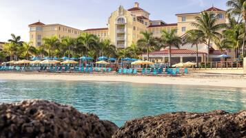 Plage privée, cabines (en supplément), chaises longues, parasols