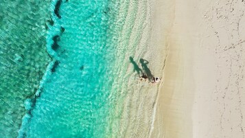 私家海滩、小屋（收费）、沙滩椅、海滩遮阳伞