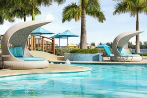 2 piscinas al aire libre, camas de piscina con cargo, sombrillas