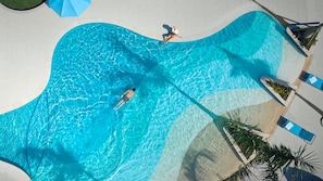 2 piscines extérieures, cabanas (supplément), parasols