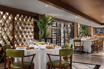 Dining at British Colonial - Nassau 