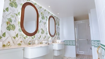 Rainfall showerhead, free toiletries, hair dryer, bathrobes at British Colonial - Nassau 