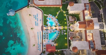 Hotel Exterior at British Colonial - Nassau 