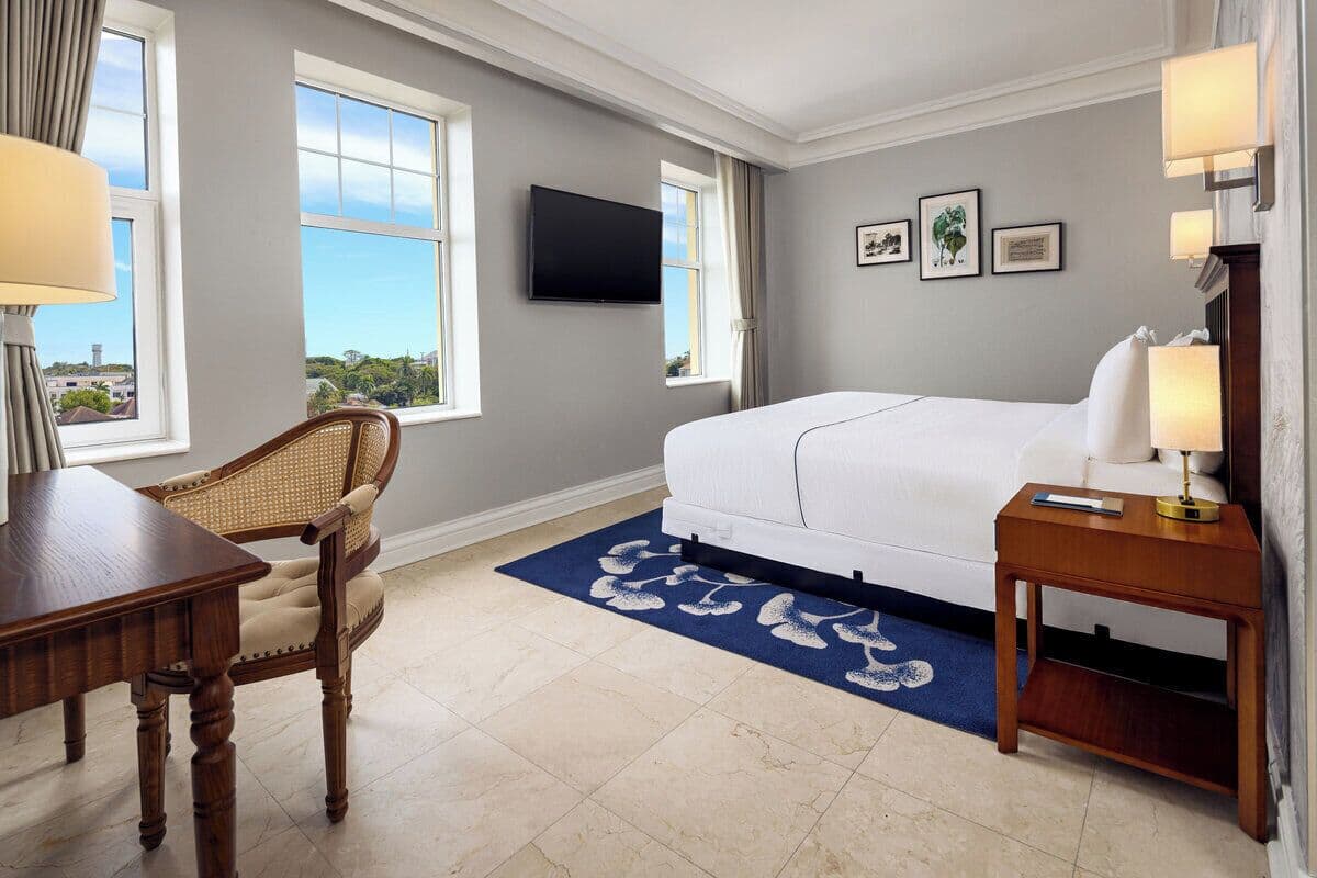 Suite, vue sur la ville | Literie de qualité, lit avec matelas à plateau-coussin
