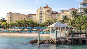 شاطئ خاص، كبائن على الشاطئ، كراسي للتشمس، مظلات الشاطئ