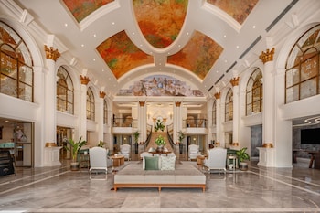 Hotel entrance and lobby at British Colonial - Nassau 