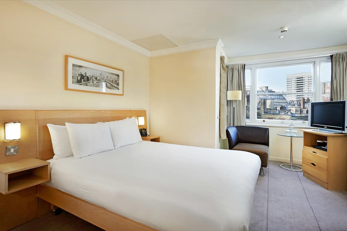 Deluxe Room, 1 Queen Bed | Premium bedding