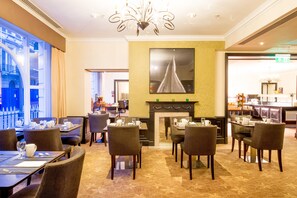 Breakfast, lunch and dinner served - Hilton London Green Park (London)