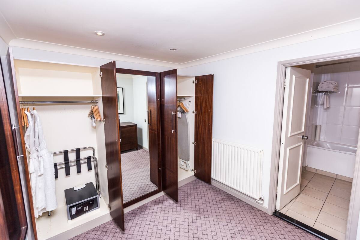 Deluxe Suite, 1 King Bed | Premium bedding
