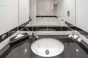 Free toiletries, hair dryer, towels, toilet paper - Grand Hotel Blackpool (Blackpool)