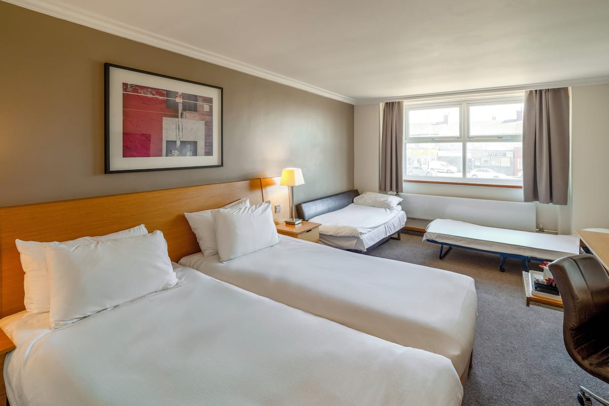 FamilieTwin kamer | Een bureau, een strijkplank/strijkijzer, gratis wifi, beddengoed