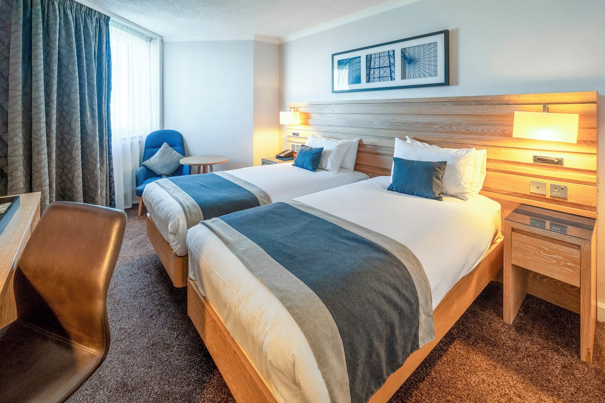 Executive Twin kamer, uitzicht op zee | Een bureau, een strijkplank/strijkijzer, gratis wifi, beddengoed