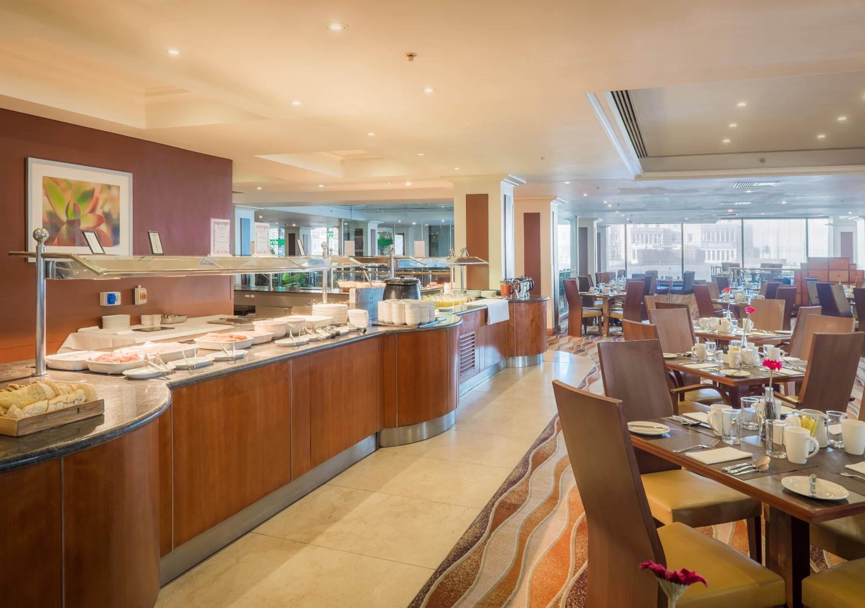 Phục vụ bữa sáng và bữa tối 