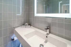 Suite | Bathroom | Free toiletries, hair dryer, towels, toilet paper - Grand Hotel Blackpool (Blackpool)