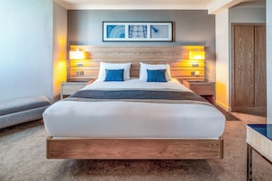 Suite | Desk, iron/ironing board, free WiFi, bed sheets