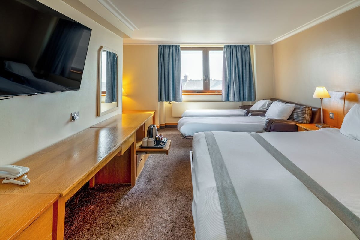 Familiekamer | Een bureau, een strijkplank/strijkijzer, gratis wifi, beddengoed