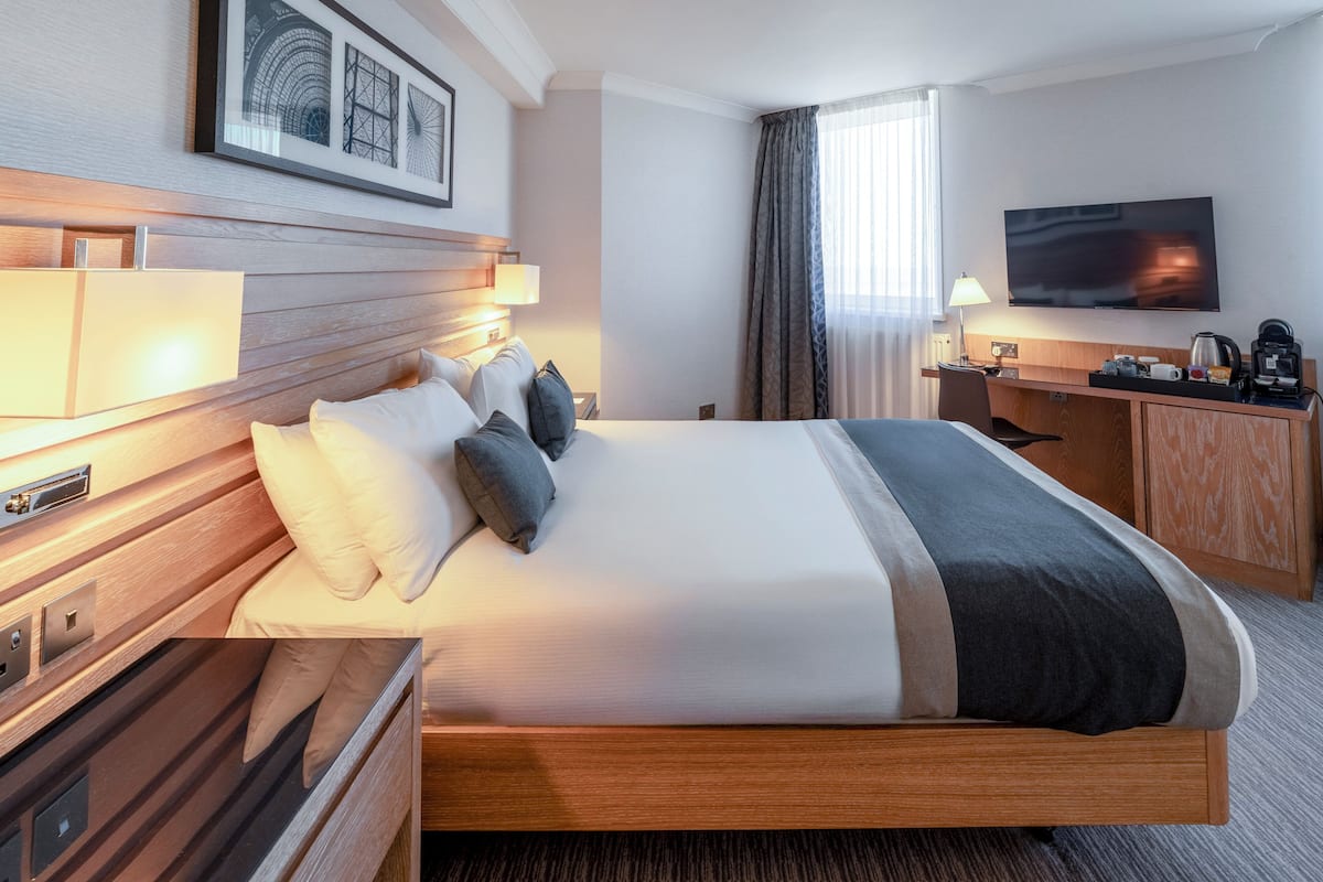 Executive tweepersoonskamer, uitzicht op zee | Een bureau, een strijkplank/strijkijzer, gratis wifi, beddengoed