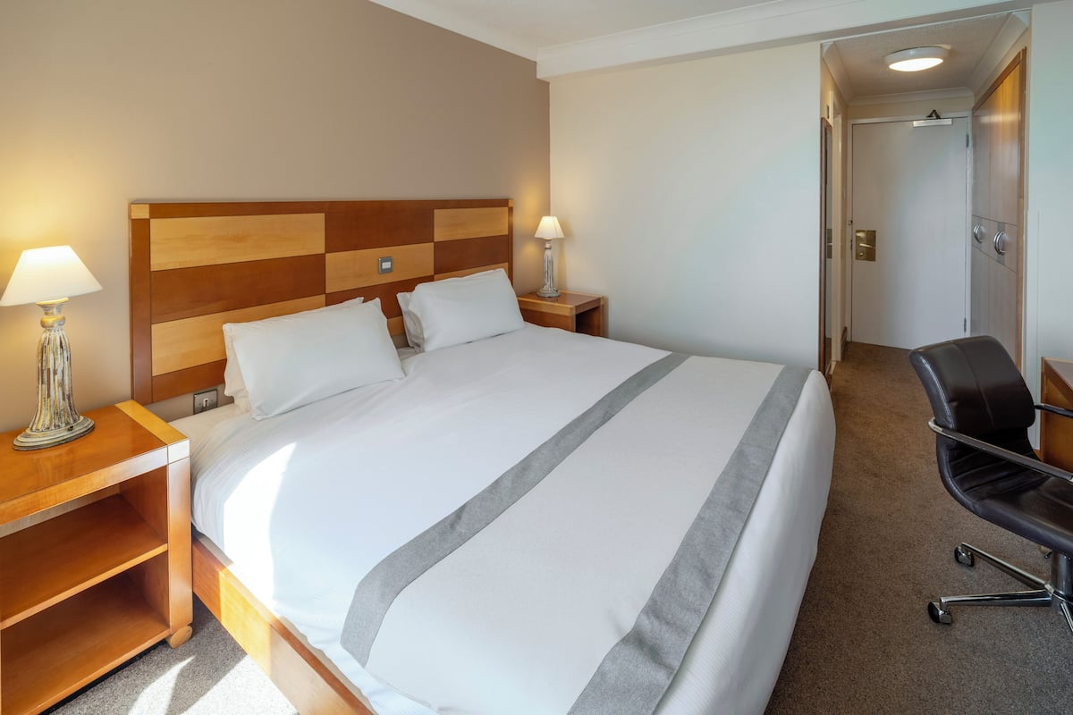 Een bureau, een strijkplank/strijkijzer, gratis wifi, beddengoed