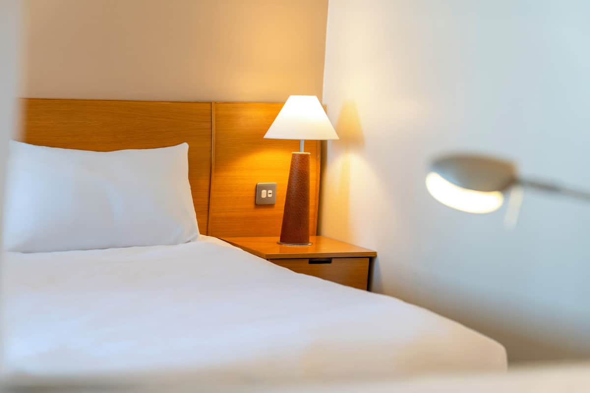 Een bureau, een strijkplank/strijkijzer, gratis wifi, beddengoed