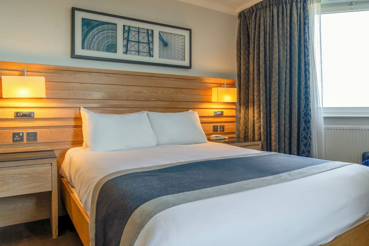 Familiekamer | Een bureau, een strijkplank/strijkijzer, gratis wifi, beddengoed