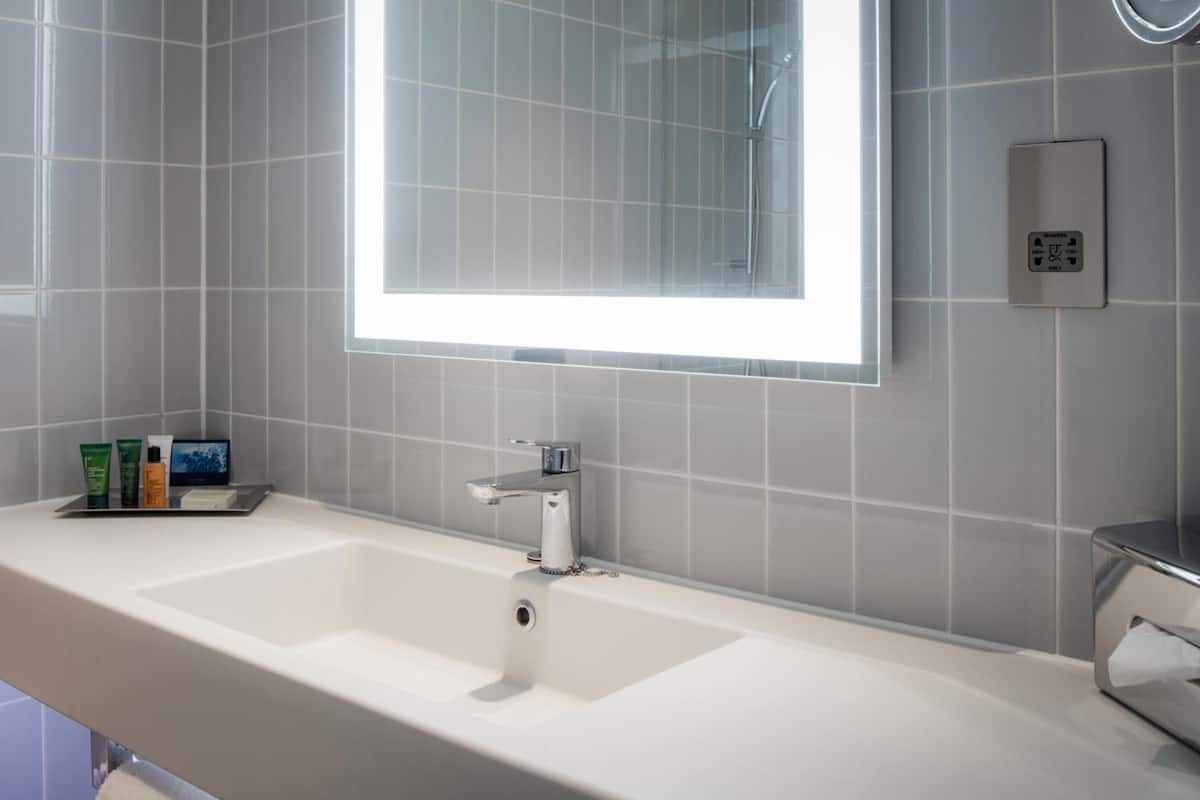 Ilmaiset hygieniatuotteet, hiustenkuivaaja, pyyhkeet, vessapaperi