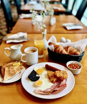 Daily buffet breakfast (GBP 16.50 per person)