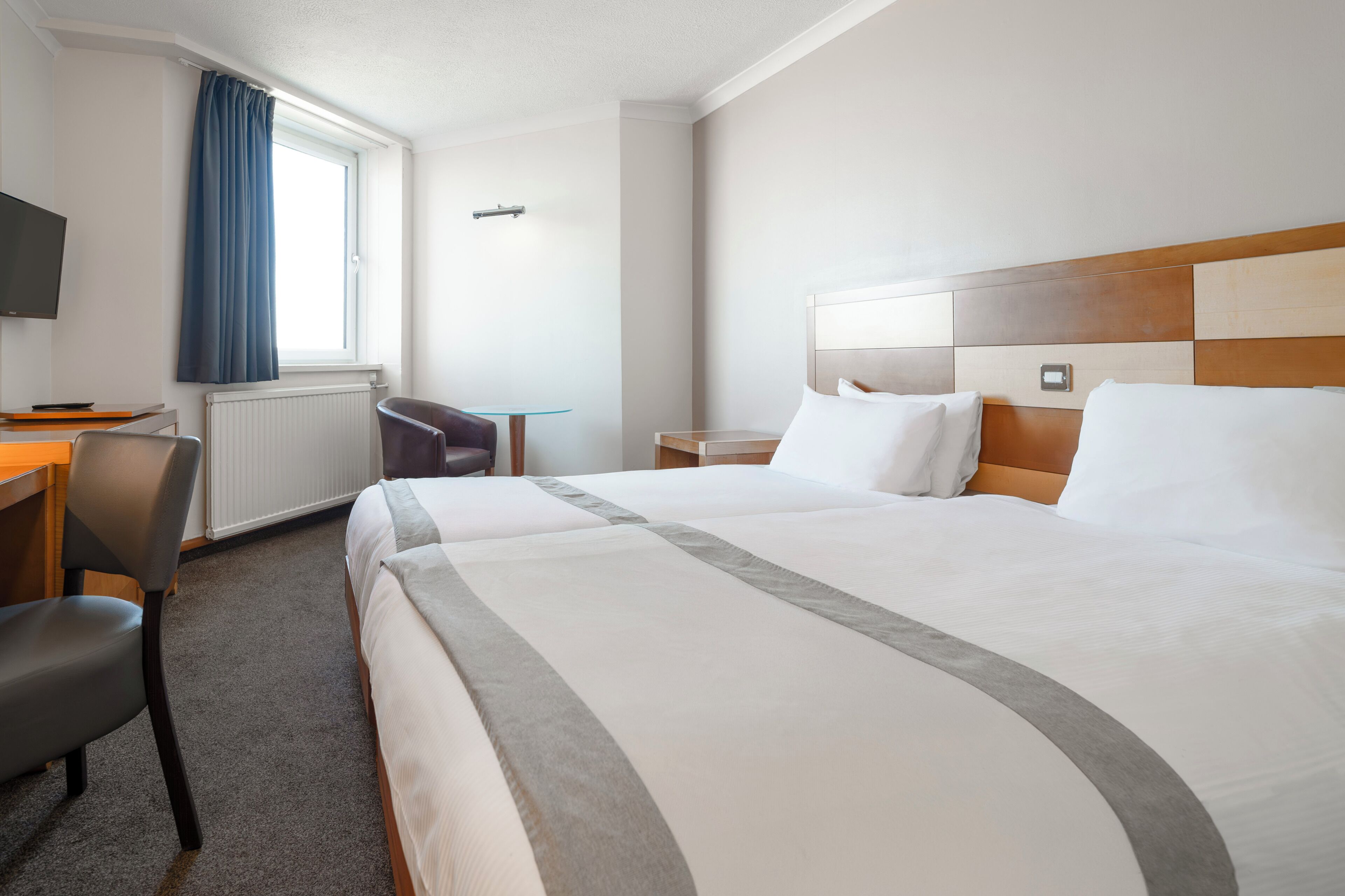 Een bureau, een strijkplank/strijkijzer, gratis wifi, beddengoed