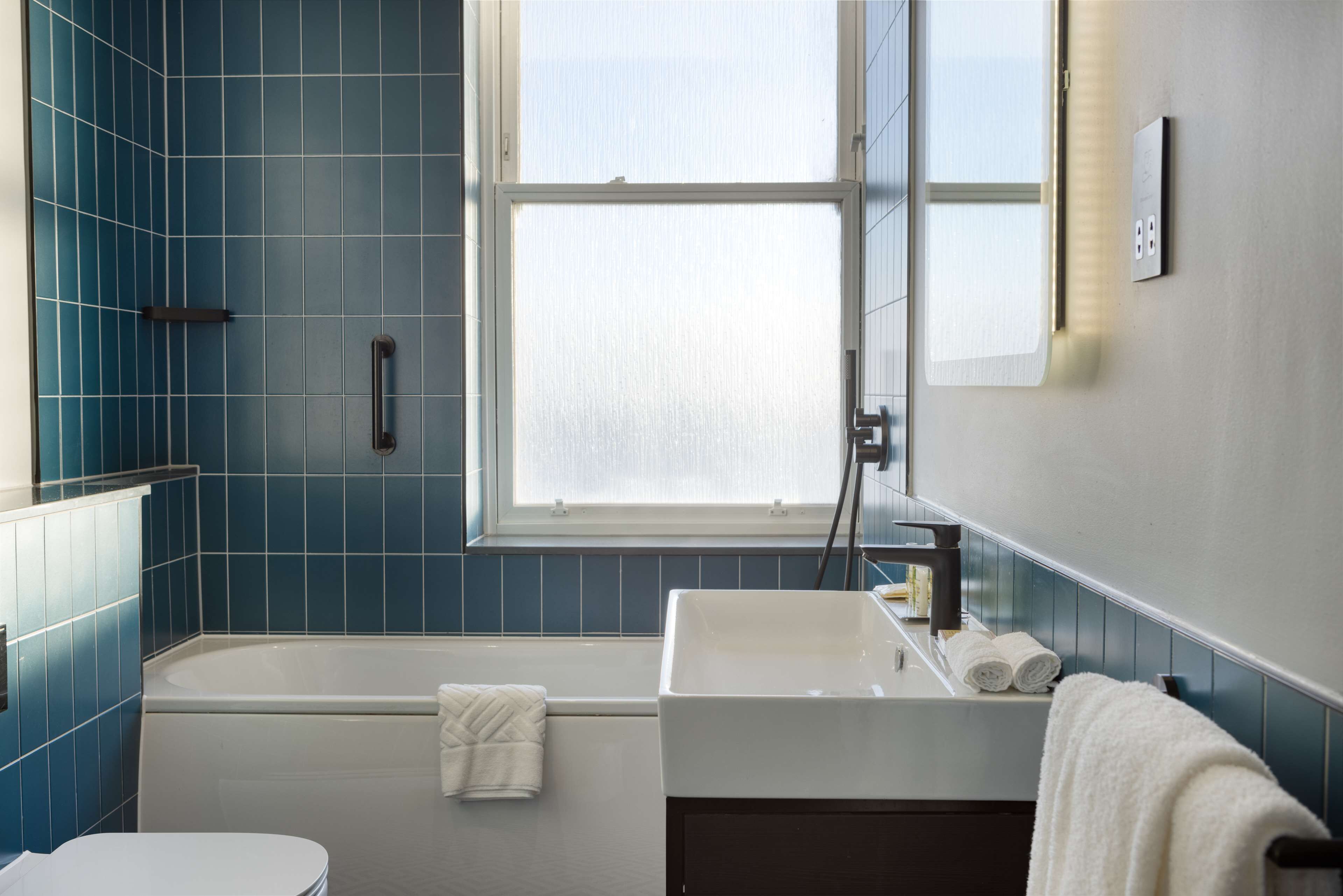 Une salle de bain avec une baignoire, un lavabo et des toilettes.