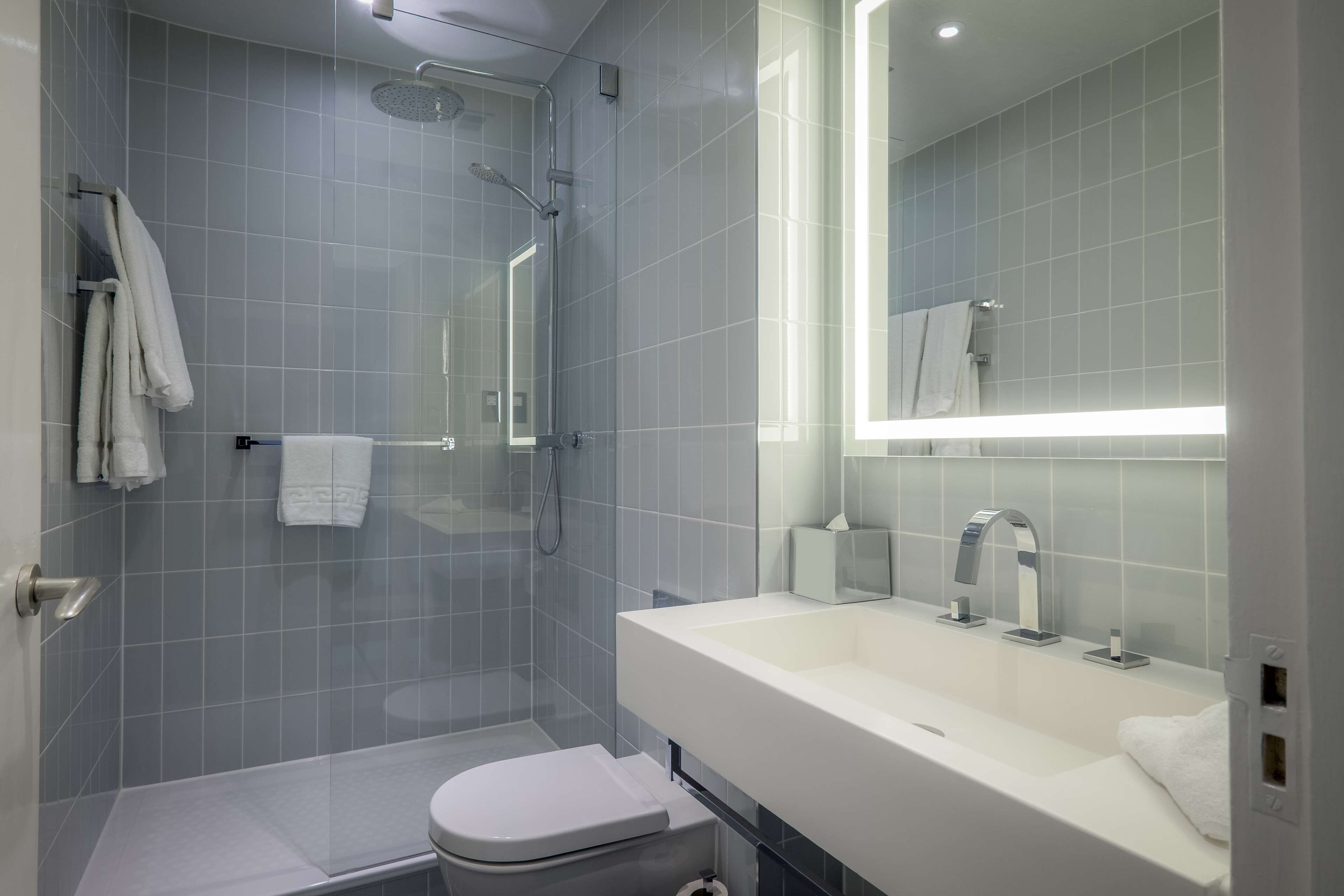 Ilmaiset hygieniatuotteet, hiustenkuivaaja, pyyhkeet