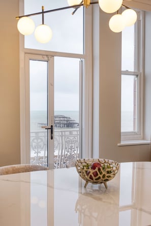 Suite, 1 très grand lit, balcon (Topland) | Coin séjour | Télévision à écran plat de 32 pouces avec chaînes numériques, télévision