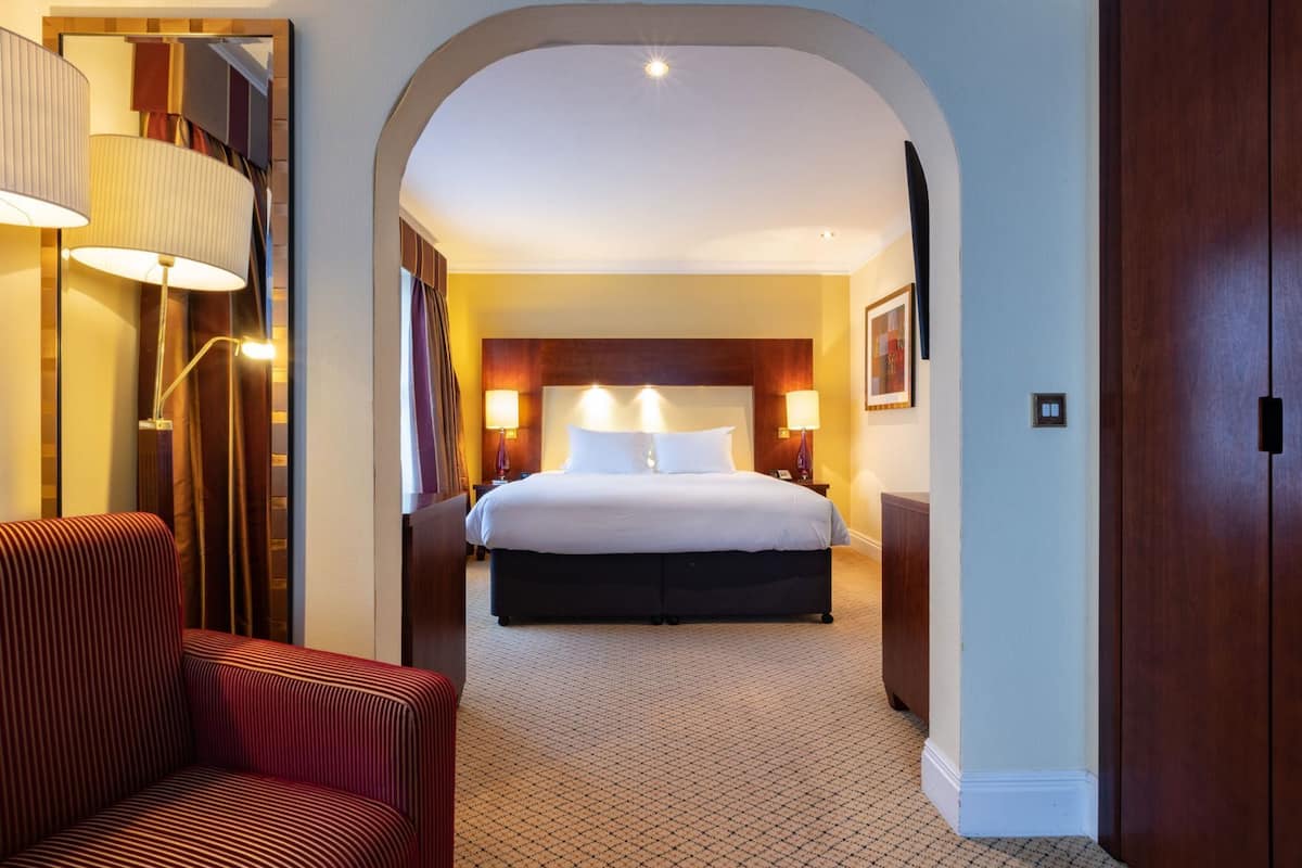 Ylelliset vuodevaatteet, tallelokero huoneessa, työpöytä