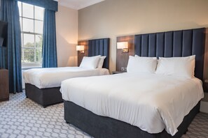 高級寝具、セーフティボックス (室内)、デスク、ノートパソコン用作業スペース