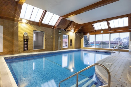 Una piscina cubierta. Avisford Park Hotel