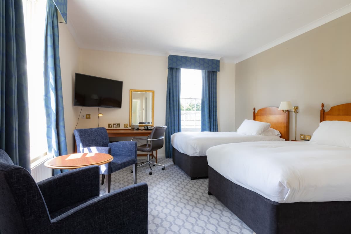 Ylelliset vuodevaatteet, tallelokero huoneessa, työpöytä