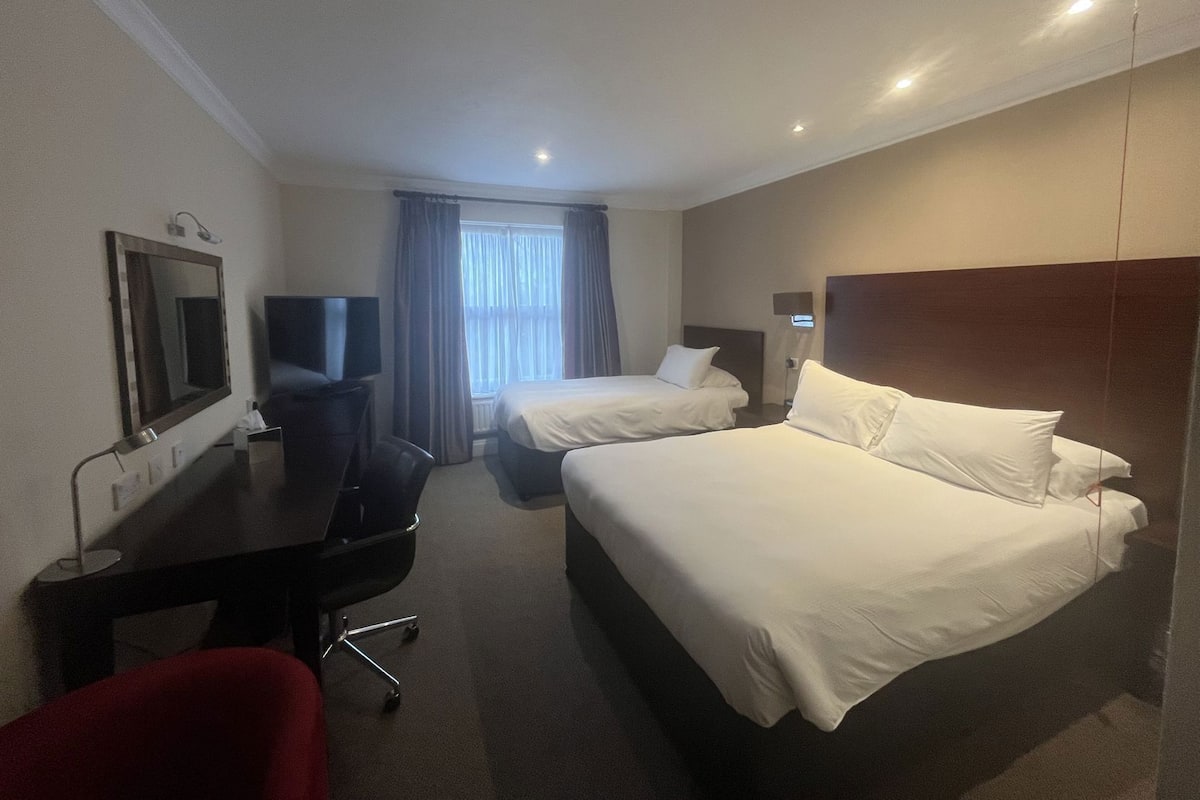 Ylelliset vuodevaatteet, tallelokero huoneessa, työpöytä