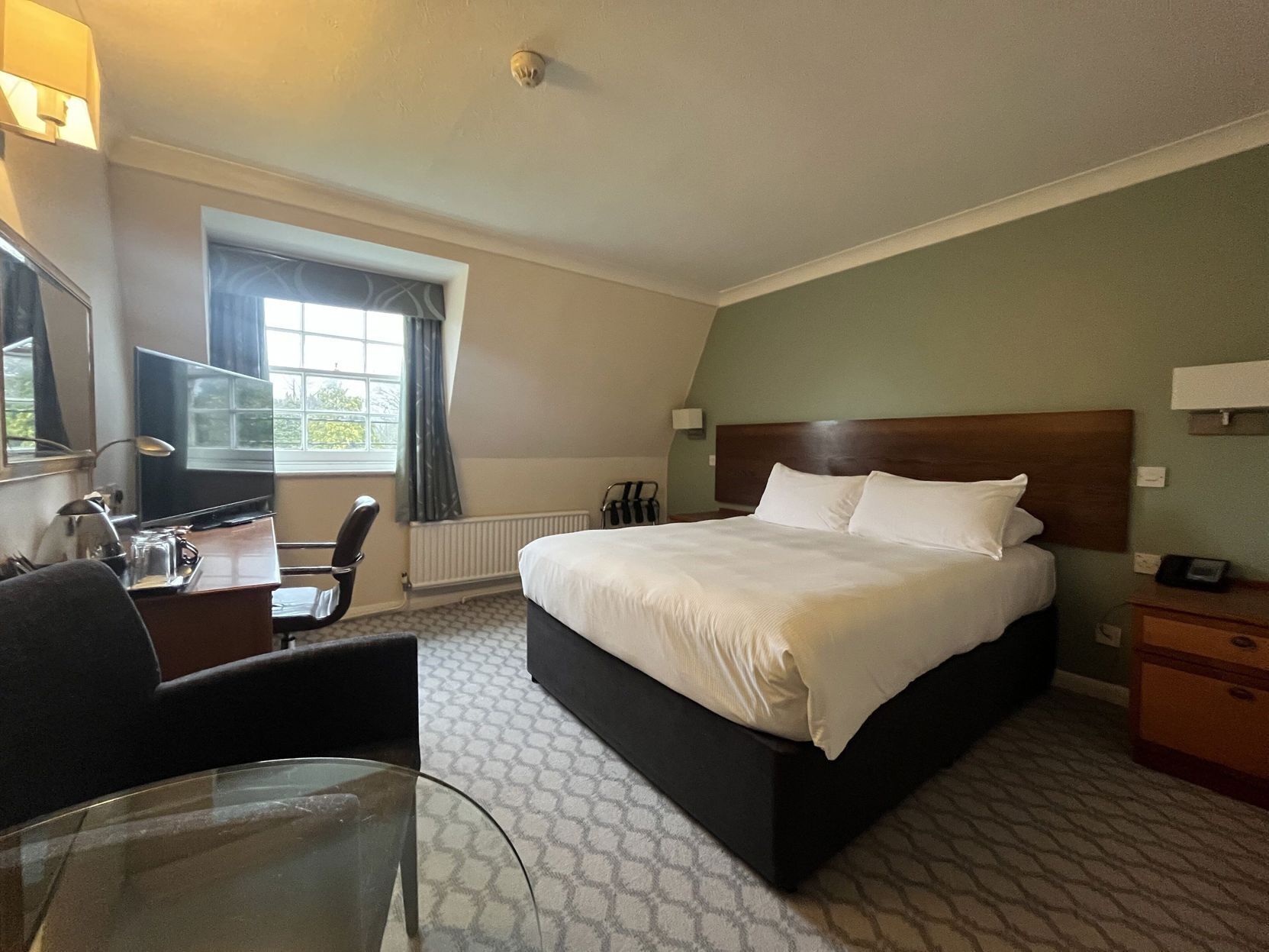 Premium bedding, in-room safe, desk, laptop workspace