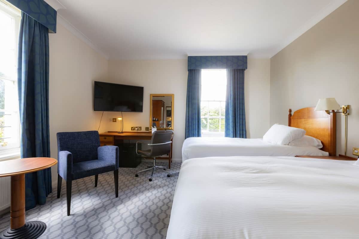 Ylelliset vuodevaatteet, tallelokero huoneessa, työpöytä